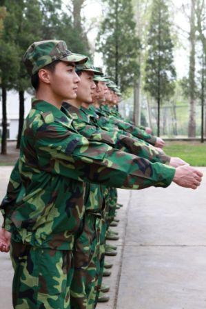 演員接受軍事訓(xùn)練